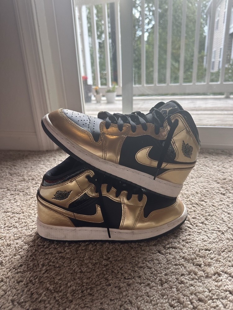 Air Jordan 1 Mid SE Metallic Gold Black SKU: DR6967-071 Youth 7 Men’s 7 Women8.5