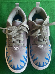 Heelys Pro 20 Prints Original Wheeled Shoe, Youth Size 2, Gray w/ Blue Flames