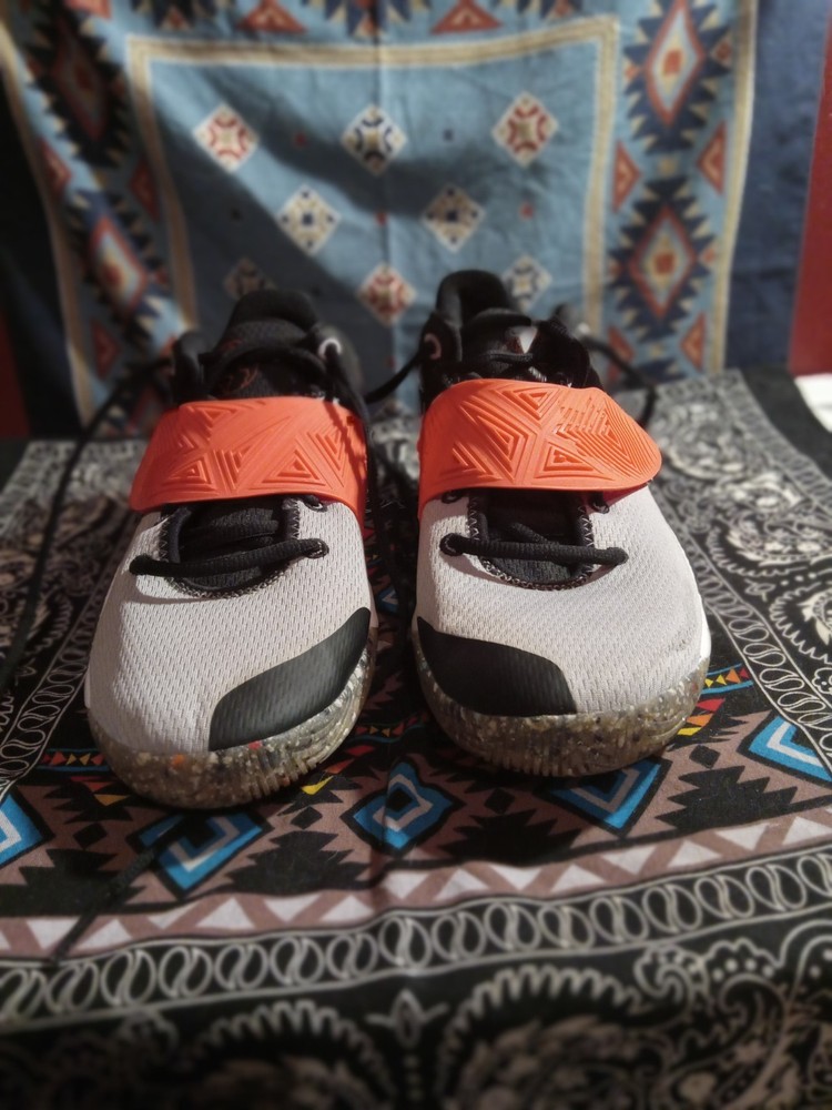 Nike Boys Kyrie Flytrap SE Boys Basketball Shoes Sz 6Y Youth Black Orange