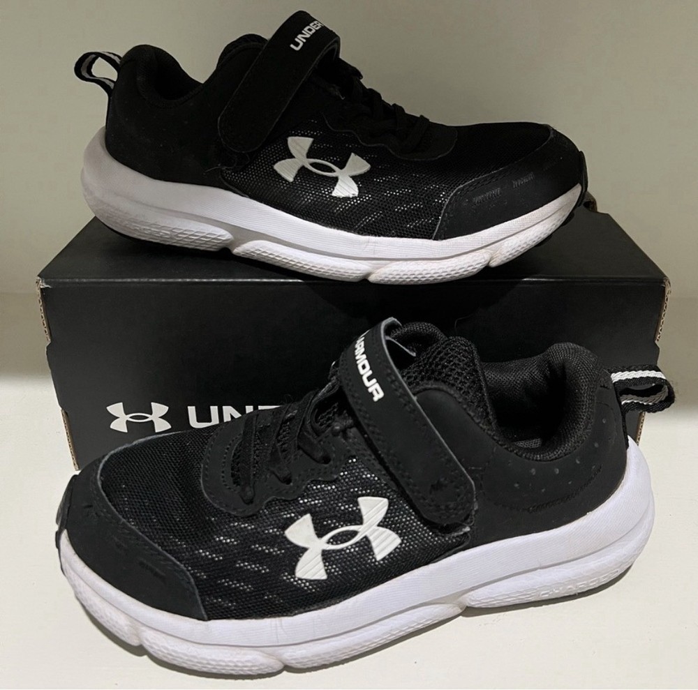Under Armor- Pull on running Shoe, Youth 3, Black white