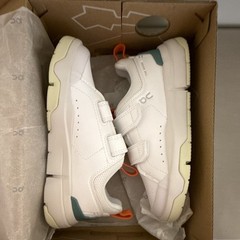 On THE ROGER Kids Hook & Loop Sneakers White/Green US 11 EU 28.5