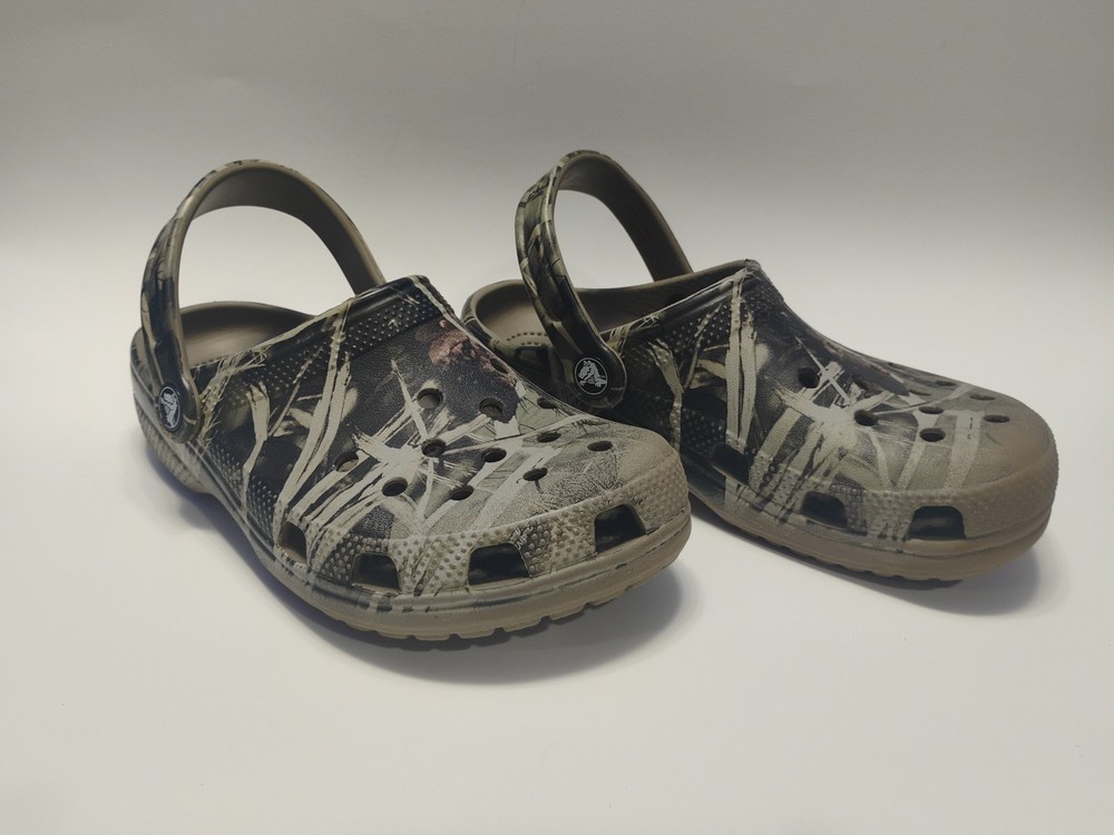 CROCS Classic Real Tree Camouflage Clogs, Kids Size: J3 (Foot Length 8.5″)