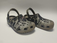 CROCS Classic Real Tree Camouflage Clogs, Kids Size: J3 (Foot Length 8.5″)