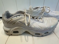 Nike Air Max Plus (GS) triple White Metallic Silver CW7044-100 Youth Size 7y