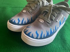 Heelys Pro 20 Prints Original Wheeled Shoe, Youth Size 2, Gray w/ Blue Flames
