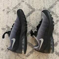 Nike Air Max Invigor Black/Grey CZ4193-001 Athletic Shoes Sz 4 Youth