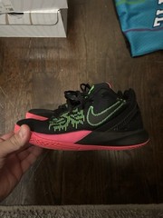 Size 6 (GS) – Nike Kyrie Flytrap 2 Low Black Hyper Pink