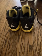 ￼ Nike Air Jordan 4 Retro „Thunder“ sneakers Size 7y
