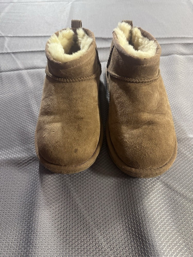 UGG Classic Mini II Youth Chestnut Sheepskin Boots Size 1 Winter Cozy 1130750K