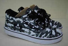Heelys Pro 20 Camo Youth Size 6 Skate Shoes- Worn Once