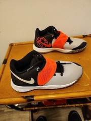 Size 6Y (GS) – Nike Kyrie Flytrap 3 SE Low Light Smoke Grey Bright Crimson