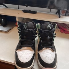 Jordan Air Jordan 1 Mid Black/White/Green Kids 7Y Sneaker 554725-132