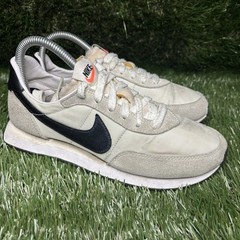 US Youth Size 5 – Nike Waffle Trainer 2 sneakers in White/Black/Sail