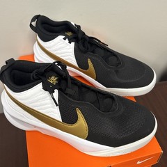 Nike Team Hustle D10 GS ‚Black Metallic Gold‘ CW6735-002 size 5.5Y NWB