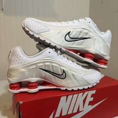 Size 7Y Nike Shox R4 (GS). White/white phantom Blanc. CW2626-102