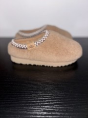 UGG K Tasman Maxi Curly Kids Slippers Size 1 CHE Chestnut – Brand New With Box