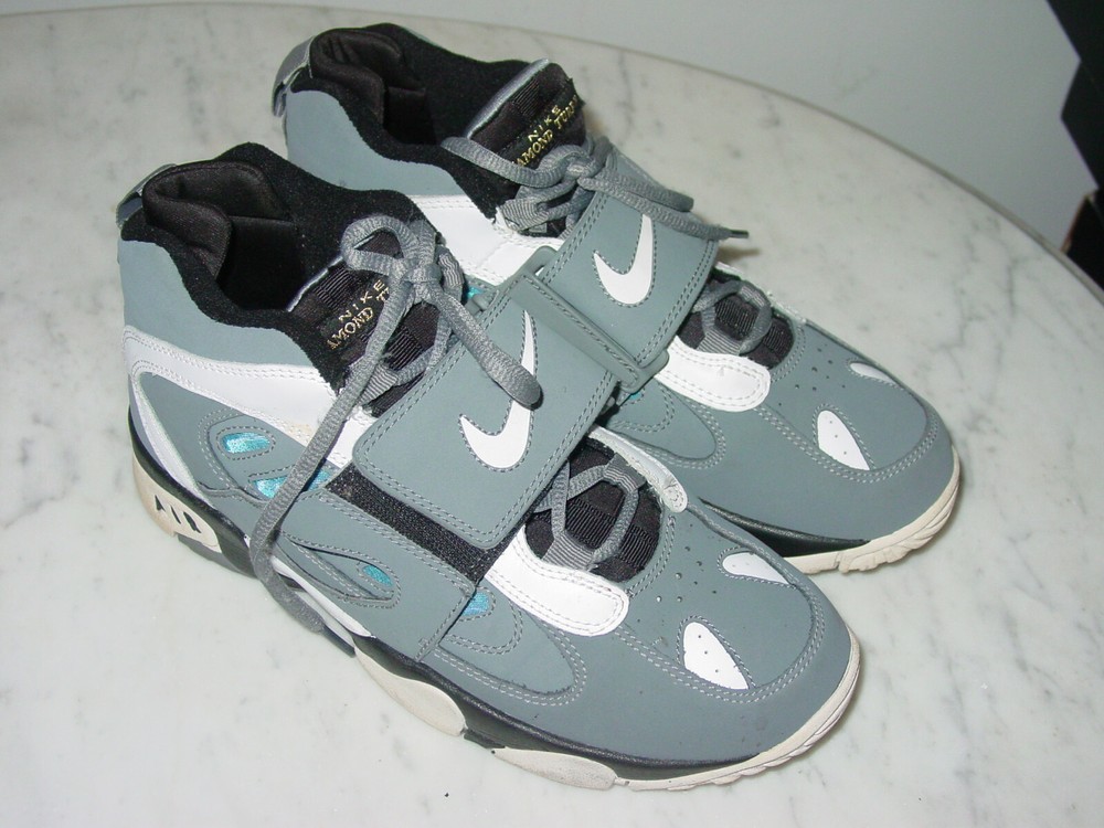 2011 Nike Air Diamond Turf 2 Stealth/White/Fresh Water Youth Shoes! Size 7Y