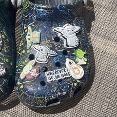 Crocs Clogs Star Wars Mandalorian Jibbitz Black Grogu Youth J4 Women’s 6 Men’s 4