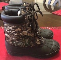 Magellan Outdoors Youth Size 5 Real tree Edge Camoflauge Insulated Boots