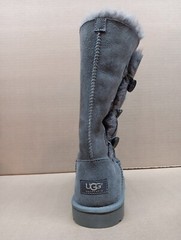 UGG Women’s Bailey Button Triplet boot, Size 5, Grey 1962 Y
