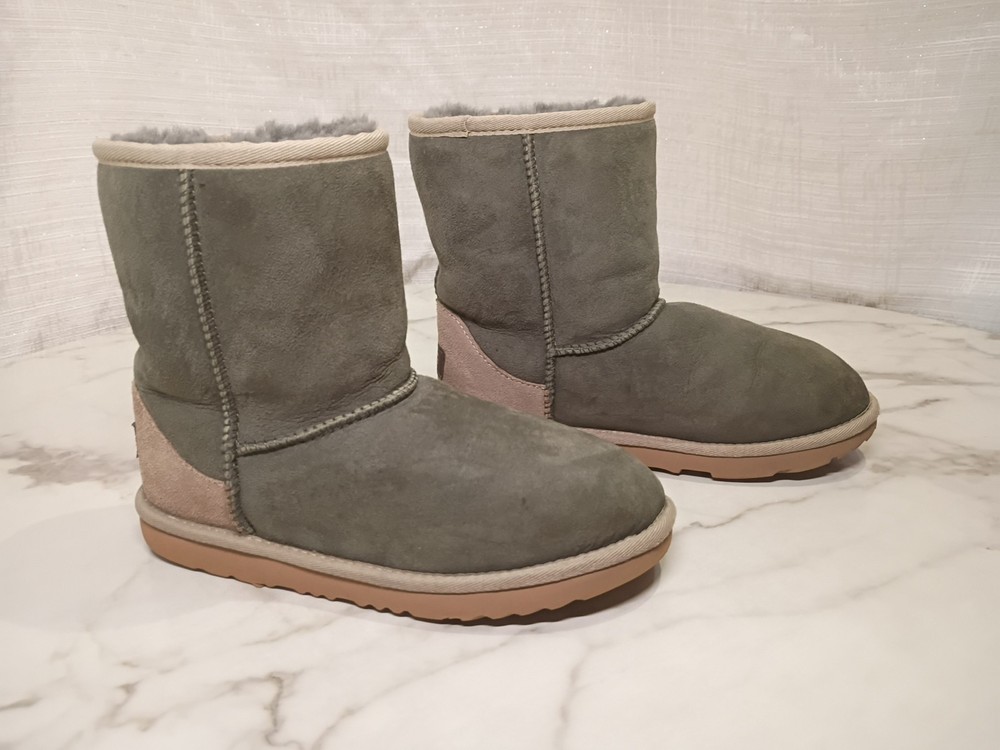 UGG KIDS CLASSIC SHORT II – 1017703K Size 4 Used