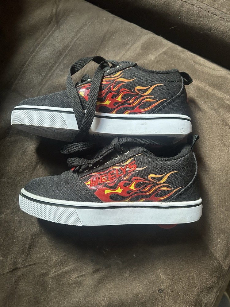 These Heelys Pro 20 Prints feature a black with red and yellow flame graphics