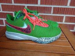 Nike Lebron XX 20 ‚Stocking Stuffer‘ Green Sneakers, Size 7Y DQ8649-300