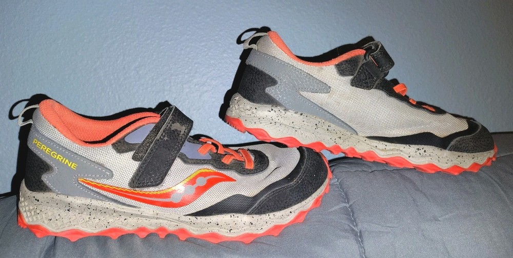 Saucony Kids‘ Peregrine KDZ A/C trail running shoes in grey/red/yellow.