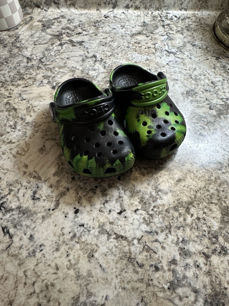 Crocs Classic Clog Kids Unisex Black Green Rubber Slip On Size 4 Lightweight