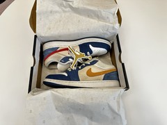 NIKE AIR JORDAN 1 LOW SE (GS) „MESSY ROOM“ BLUE SZ 7Y-WOMENS SZ 8.5 [DR6960-400]