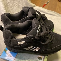Air Wave Size 7 Wheel Roller Shoes, Black, New