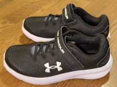 Under Armour Kids‘ Black and White Grade School Outhustle 1Y Shoes