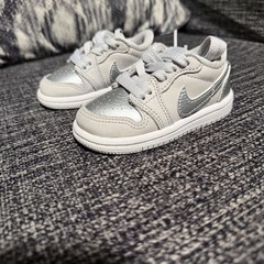 Jordan 1 retro low metallic silver size 4C