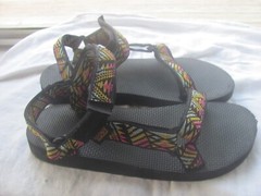 Big Kids Size 5 Teva Original Universal Sandal – Black Pink Yellow Blue