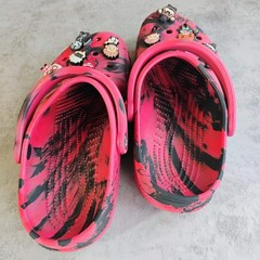 Crocs Classic Marbled Clogs Red Black Size 6 Manga Charms Kids