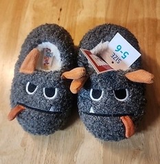 NWT Kidgets Gray/Orange Plush Monster Slippers Size 5/6