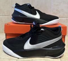 Nike Team Hustle D 10 Boy’s (Big Kid) Black/Metallic Silver/Volt/White SZ 6.5Y
