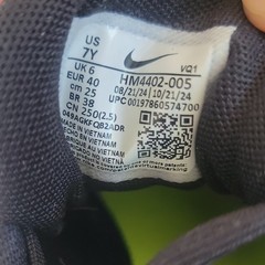 Nike Cosmic Runner (GS) Black Volt Wolf Grey Sneakers Unisex Kids 7Y HM4402-005