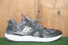 SAUCONY ‚S-Voxel 9000‘ Gray Digital Camouflage Sneakers Youth Sz. 7M