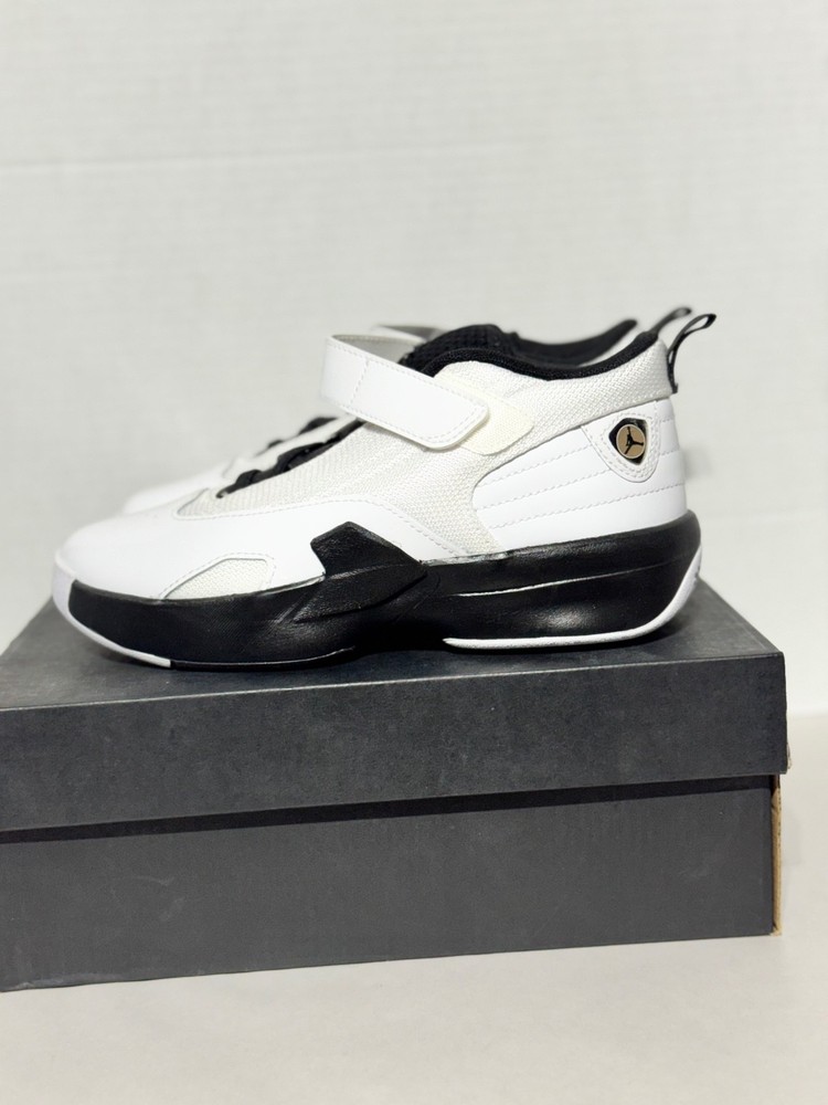 Jordan Max Aura 6 Sneakers New Athletic Running Shoes BNIB Size 2 Youth/Adult