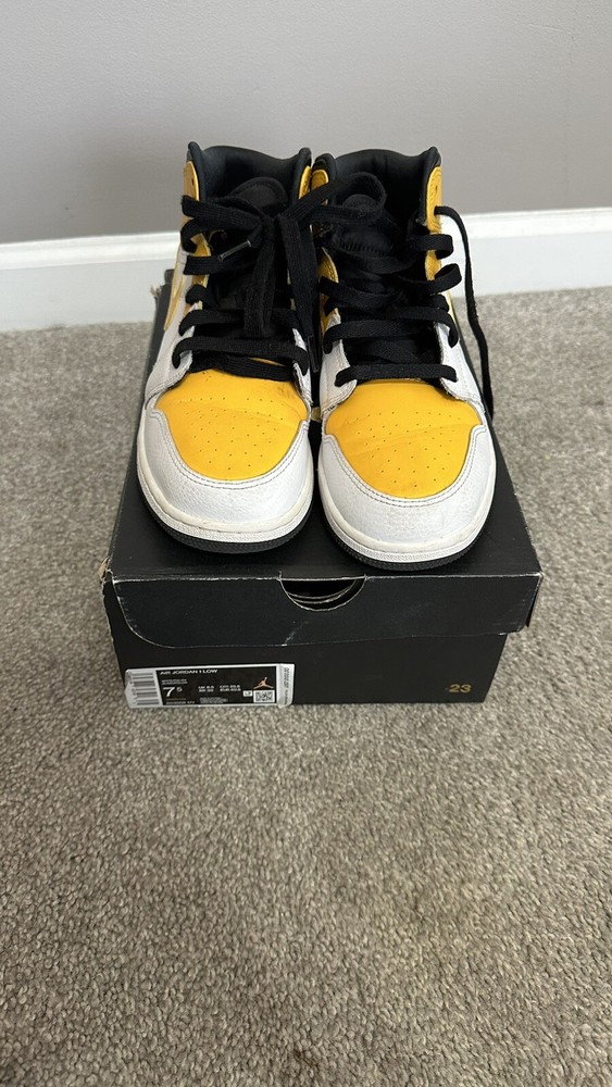 Big Kid’s Jordan 1 Mid „University Gold“ White/University Gold-Blk (554725 170)