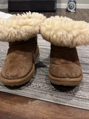 UGG Kids Bailey Button Short ChestnSuede Sheepskin Boots Youth Size 9,(1017400T)