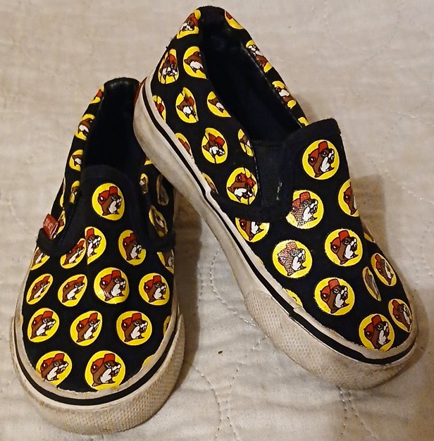 Buc-ee’s Kids Black/Yellow Low Top Slip-On Shoes 7