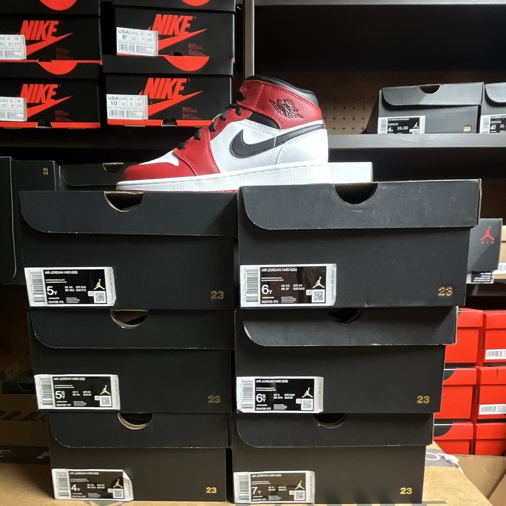 Jordan Air Jordan 1 Mid (GS) Red/White/Black Kids Sneaker US 5 553560-163
