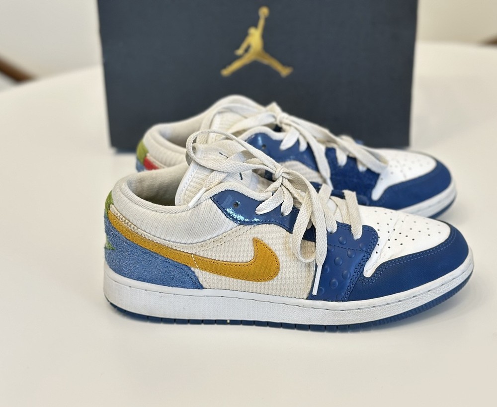 NIKE AIR JORDAN 1 LOW SE (GS) „MESSY ROOM“ BLUE SZ 7Y-WOMENS SZ 8.5 [DR6960-400]