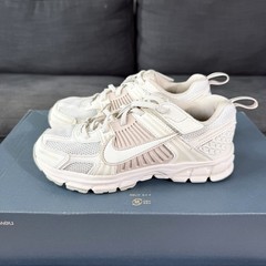 Nike Zoom Vomero 5 EasyOn (PS) White Beige Kids Shoe Size 2Y