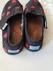 Toms Tiny Classic Black Hearts Print Slip Ons – 7-8 (Toddler) Size