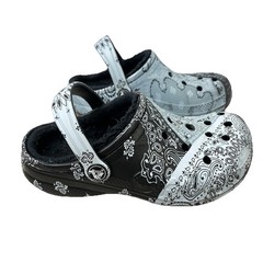 Crocs Baya Fleece Lined Bandana Print Clog Child Junior Size J1 Gray Black Shoes