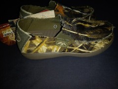 Size 2 Duck Commander GUM-BO Canvas slip-on shoes, featuring REALTREE MAX-4 camo