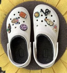 Crocs Classic Lined Clog White Unisex Kids J2 US 2 Slip-On w/ Charms